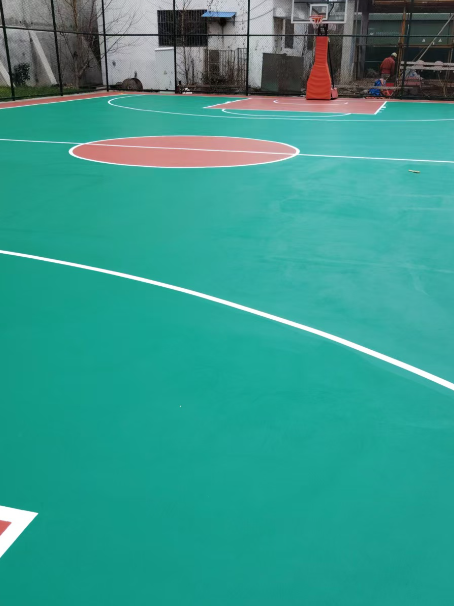 娄星 球场长期使用易出现地面开裂